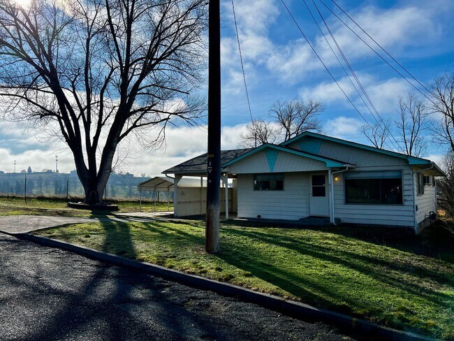 Foto del edificio - 3-Bedroom Home on Corner Lot with a View!
