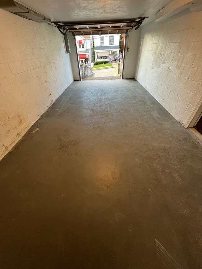 Building Photo - Updated 2-Bedroom 1-Bath Ranch House, GORG...