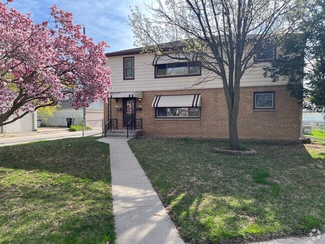 Building Photo - 4364 S Kinnickinnic Ave