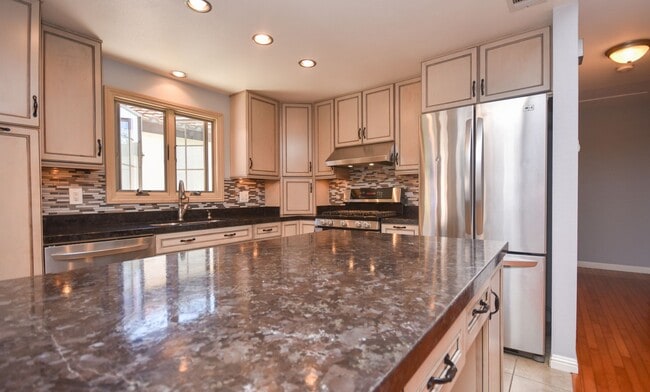 Building Photo - Nicely Upgraded 2 BR/2BA with Stainless St...