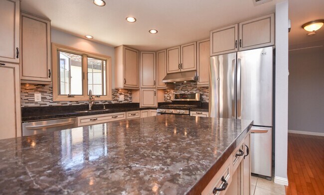 Foto del edificio - Nicely Upgraded 2 BR/2BA with Stainless St...