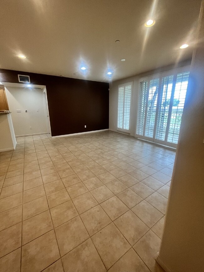 Building Photo - "Coastal Living Awaits: Spacious 2BR Condo...