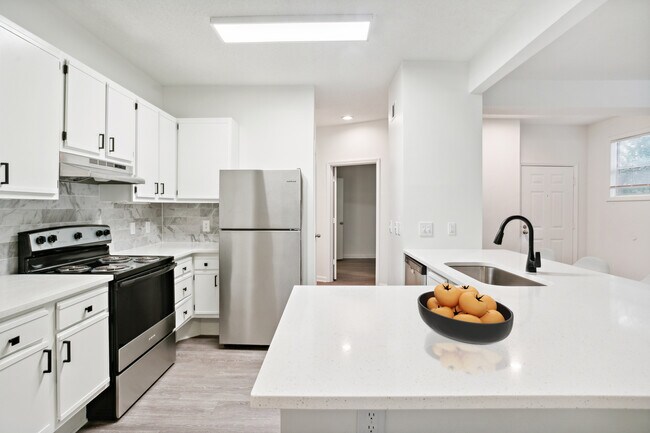 Cocina renovada de Dover - Cambridge Apartments