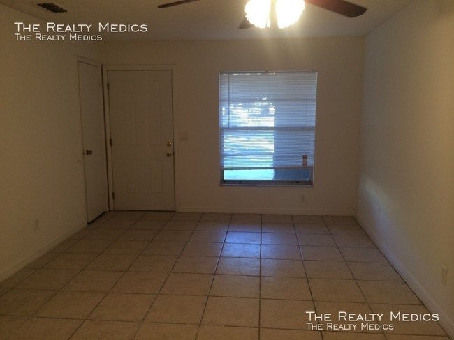Building Photo - Cozy 2BR / 1 BA Duplex