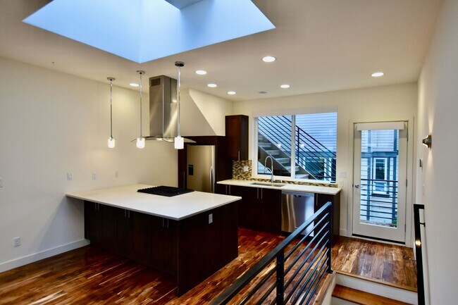 Photo - Gorgeous Eastlake Townhome - Stellar Locat...