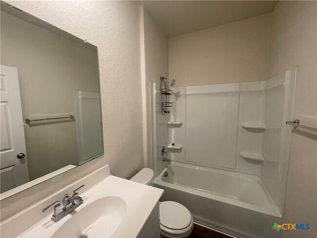 Building Photo - 457 Lynwood Gold