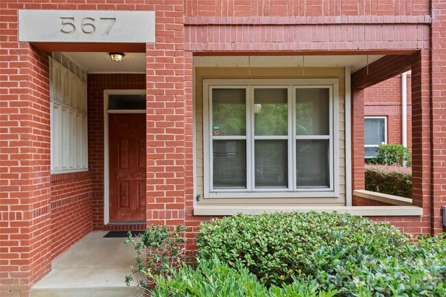 Building Photo - 567 E 9th St