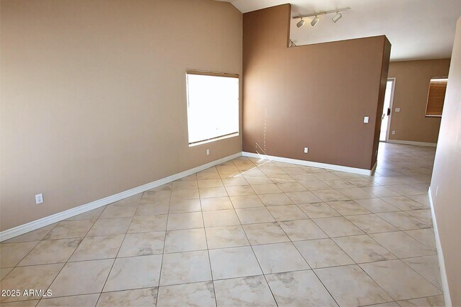 Foto del edificio - 16060 W Desert Bloom St