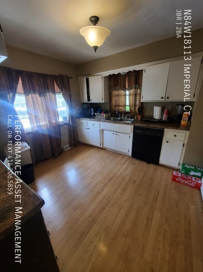 Building Photo - Charming 3bed/1.5bath Menomonee Falls Ranch