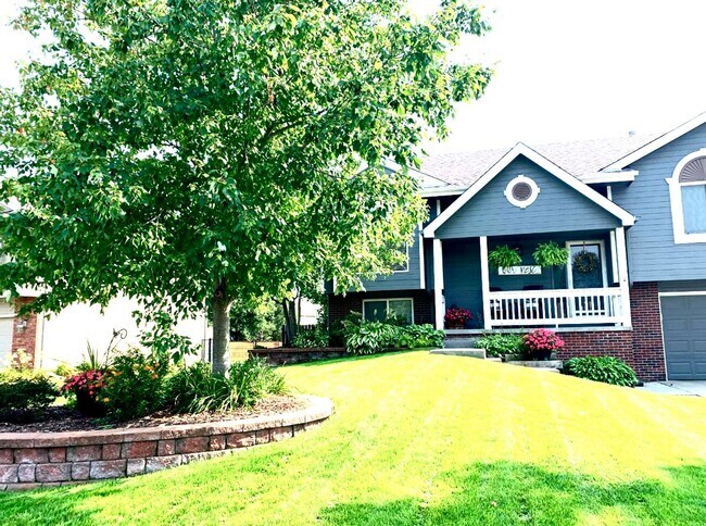 Foto del edificio - Home For Rent In Papillion
