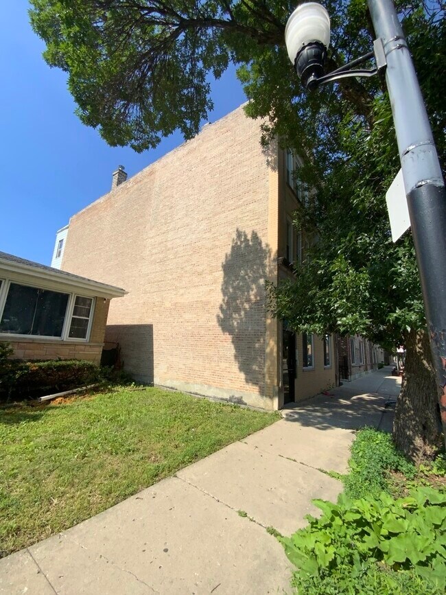 Foto del edificio - 5511 W Diversey Ave