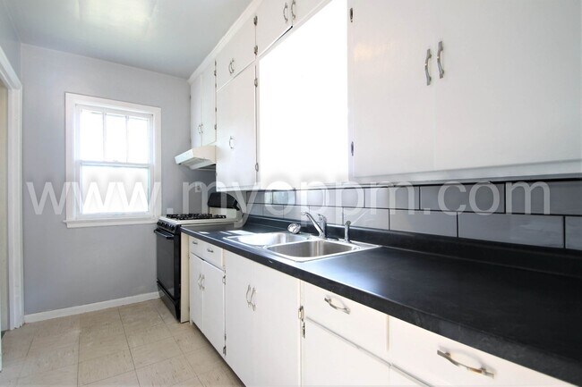 Building Photo - 2+ Bedroom Home Available Now!