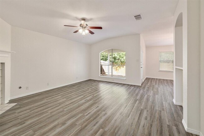 Foto del edificio - 9724 Copper Creek Dr
