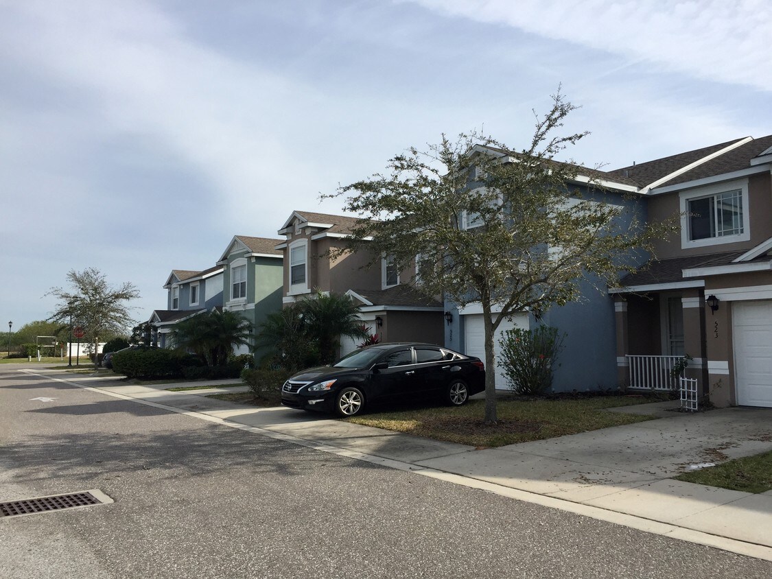 521 Glenn Cross Dr, Ruskin, FL 33570 Townhomes for Rent Ruskin, FL