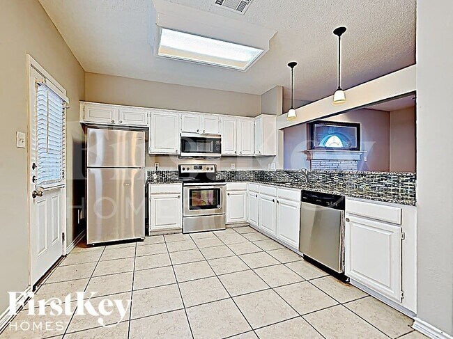 Building Photo - 5611 Chimney Rock Dr
