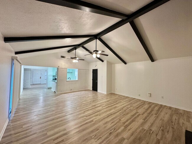 Foto del edificio - Updated Four Bedroom - Available Now!
