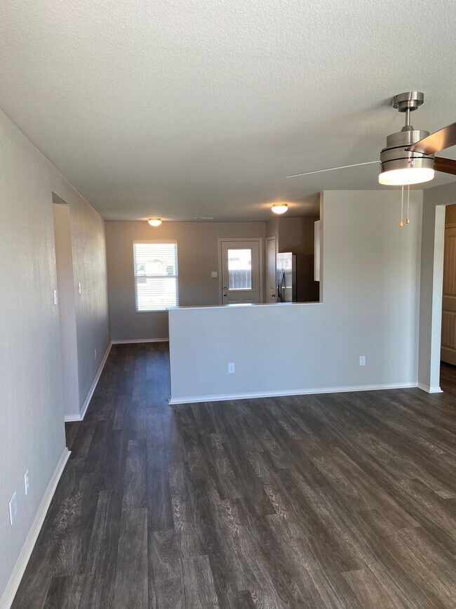 Foto del edificio - *PreLeasing* NEW Three Bedroom | Two Bath ...