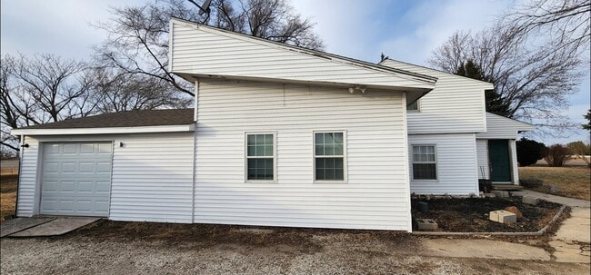 Building Photo - 905 N Somonauk Rd
