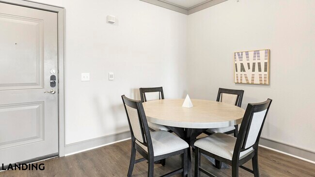 Foto del edificio - 4689 Mustang Pkwy