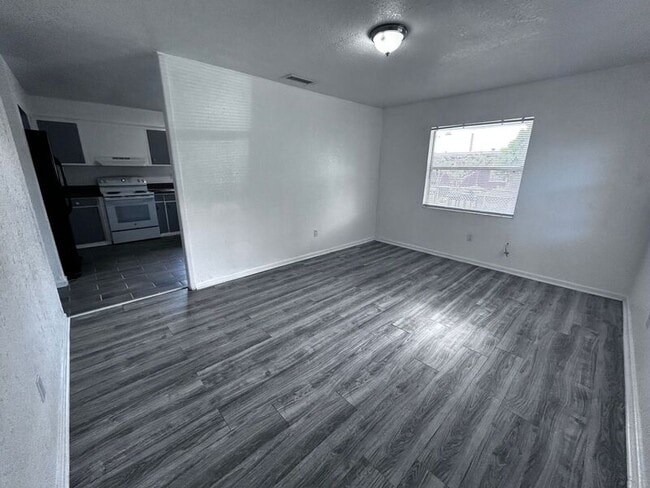 Building Photo - 609 Saratoga Ave