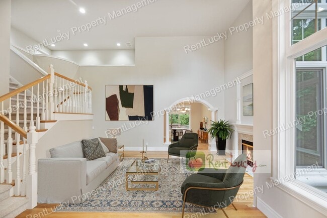 Building Photo - Like-New and HUGE 5-Bedroom Home in Prime Bellevue Location!!