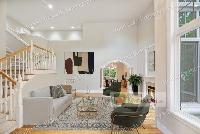 Foto del edificio - Like-New and HUGE 5-Bedroom Home in Prime Bellevue Location!!