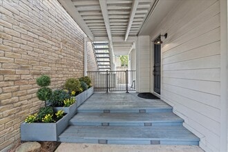 Building Photo - 201 Vanderpool Ln