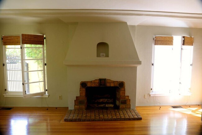 Building Photo - 745 N La Jolla Ave
