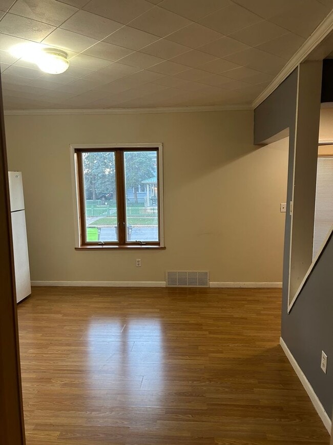 Building Photo - 30 W 7th St