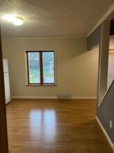 Building Photo - 30 W 7th St