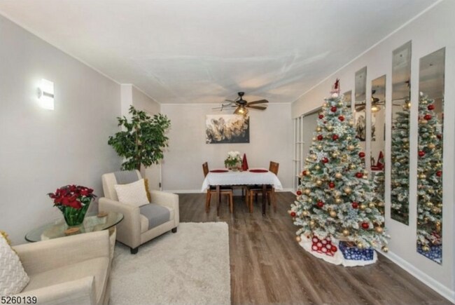 Foto del edificio - 221 Ringwood Ave