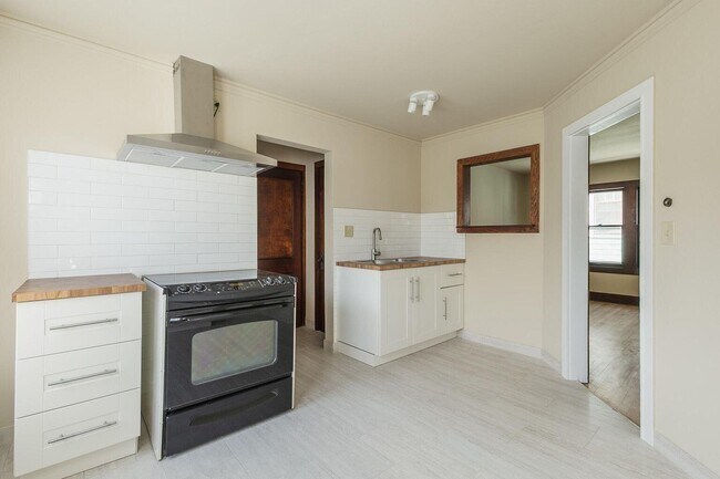 Building Photo - 2501 E Stratford Ct