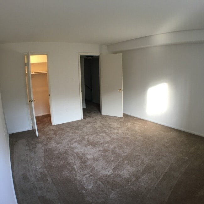 Building Photo - Spacious 1 BR 1BA split-level condo. Most ...