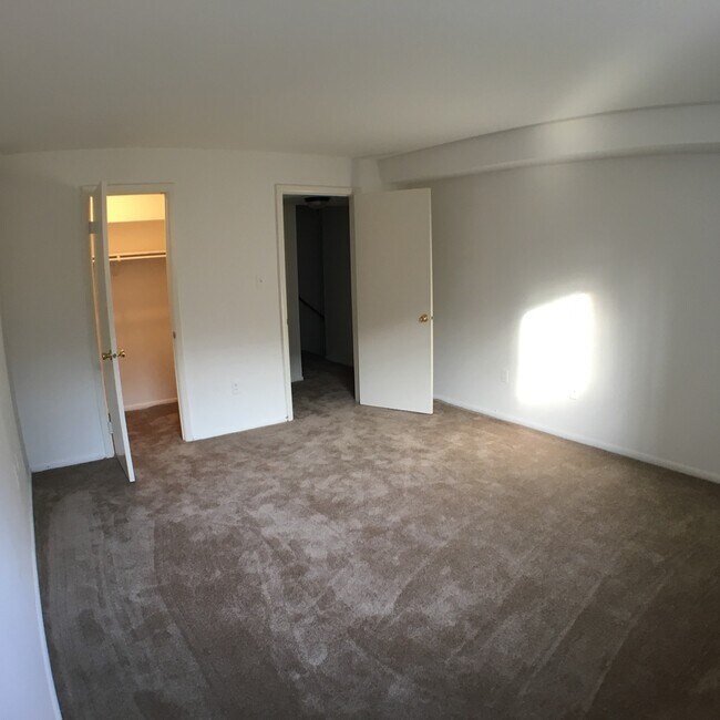 Foto del edificio - Spacious 1 BR 1BA split-level condo. Most ...