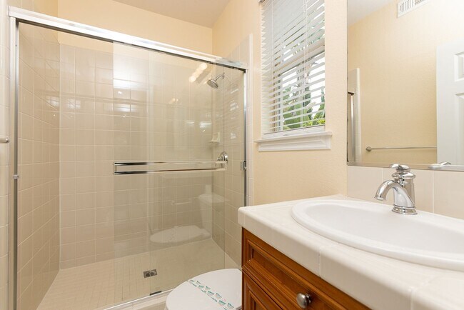 Building Photo - Stunning 5BR/4.5BTH Home in La Costa Oaks!!