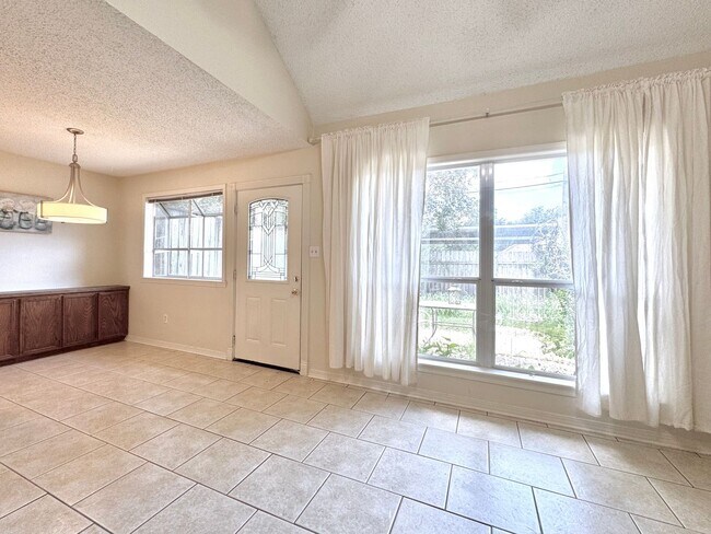 Building Photo - Well-Appointed 2BR/2BA Home in Sharlo Subd...