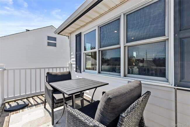 Foto del edificio - 175 Roosevelt Blvd