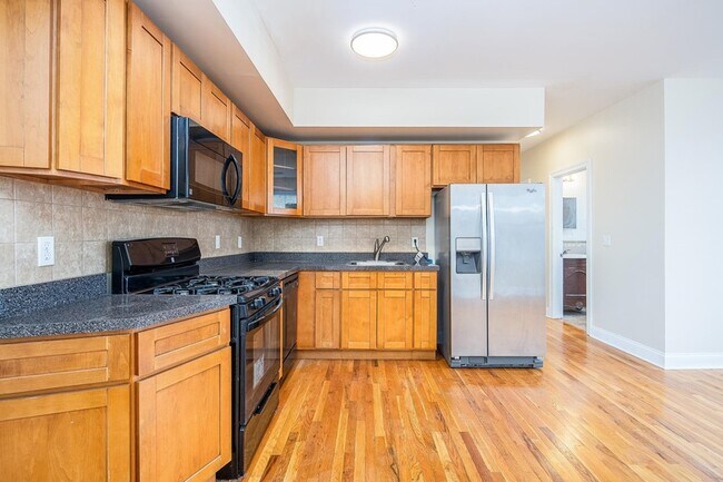 Building Photo - 528 47th St