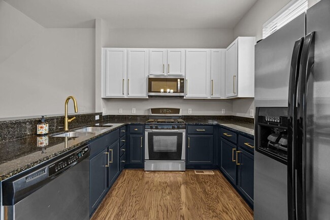 Building Photo - Modern 3-level townhome in NoDa!