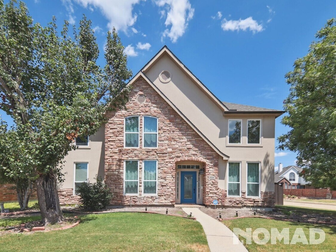 Primary Photo - Luxurious Single Family Home with Resort-s...