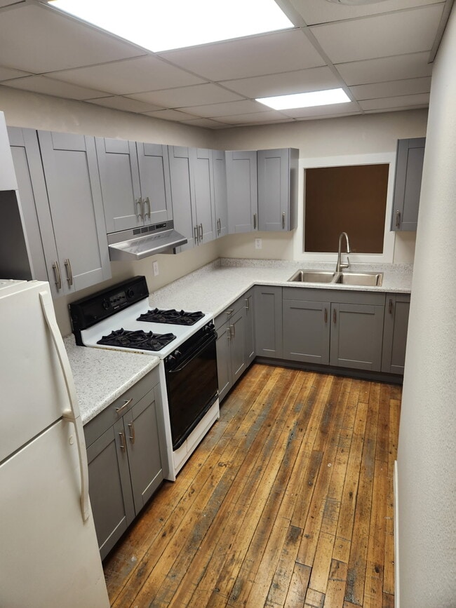 Building Photo - 109 Grand Ave E