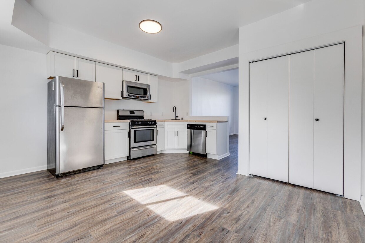 Primary Photo - AVAILABLE NOW - Beautiful 3 Bedroom Home w...