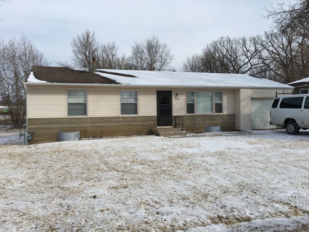 Primary Photo - 206 W Joy St