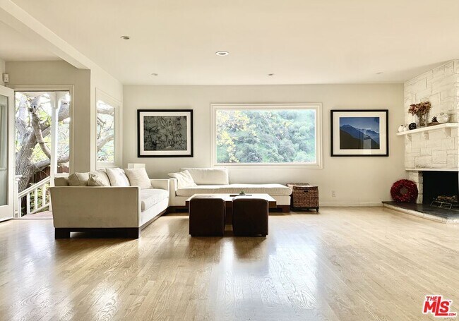 Foto del edificio - 8139 Laurelmont Dr