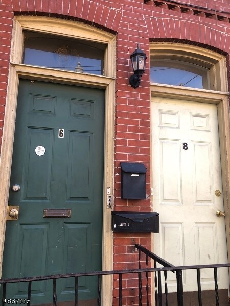 Primary Photo - 8 Peace St