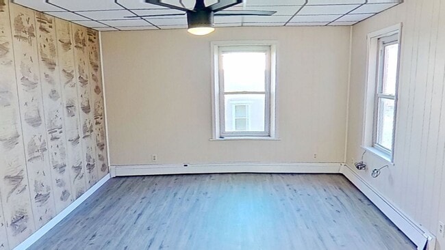 Building Photo - 2nd floor Apartment