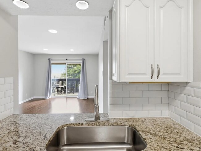 Foto del edificio - 4851 Cedar Springs Rd