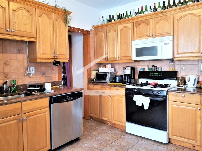 Foto del edificio - No Brokers Fee, 3 bed. 1.5 bathrooms in Lower Allston, Laundry on a Site, Parking for Rent