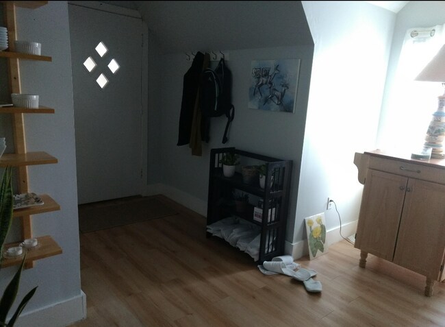 Building Photo - 117 Maple St