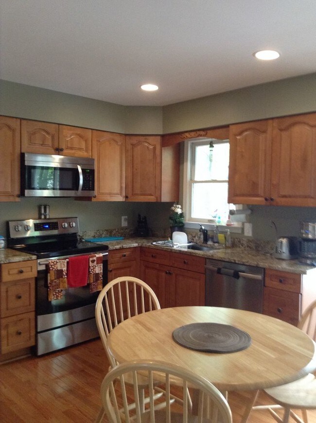 Building Photo - Charming Colonial Style Home near Quantico